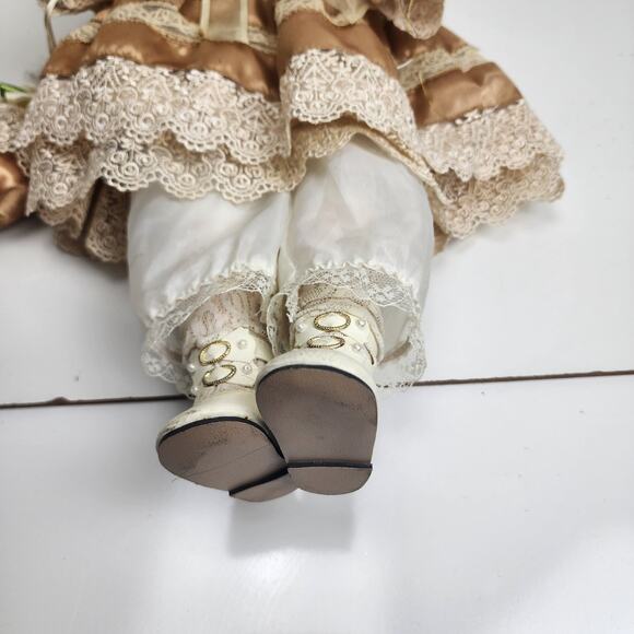 Donna Marie Cracker Barrel Exclusive American Classics Collection Porcelain Doll - Picture 5 of 14